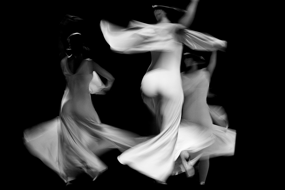 Una bailarina gira con los brazos extendidos.
